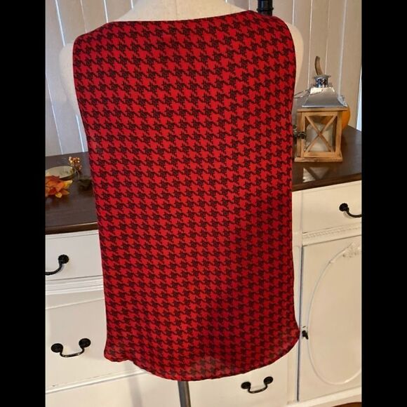 Elle Red sleeveless ruffled top Small - Picture 3 of 6